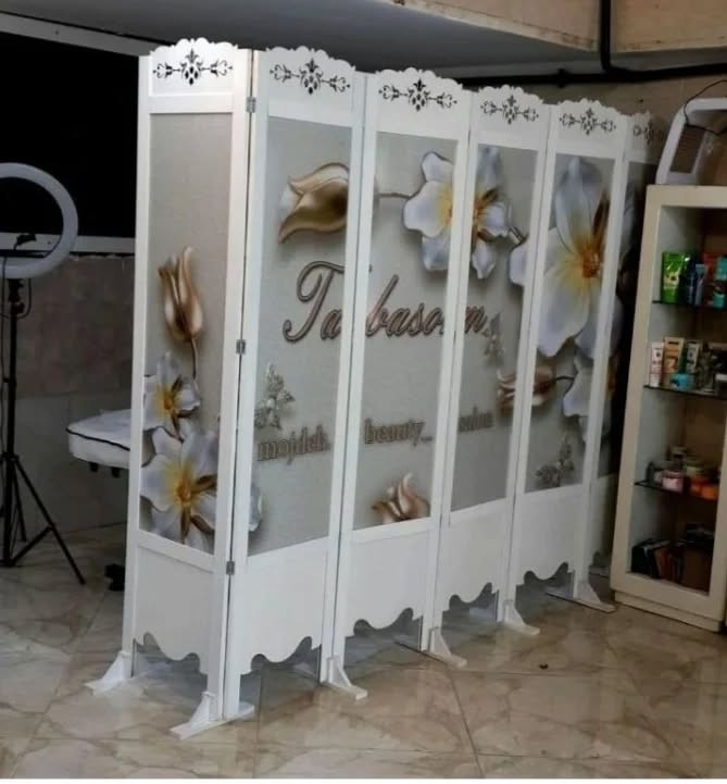 پاراوان چاپی هر لنگه ای ۵۰۰ هزار تومان. پایه نگهدارنده هر عدد ۵۰ هزار تومان