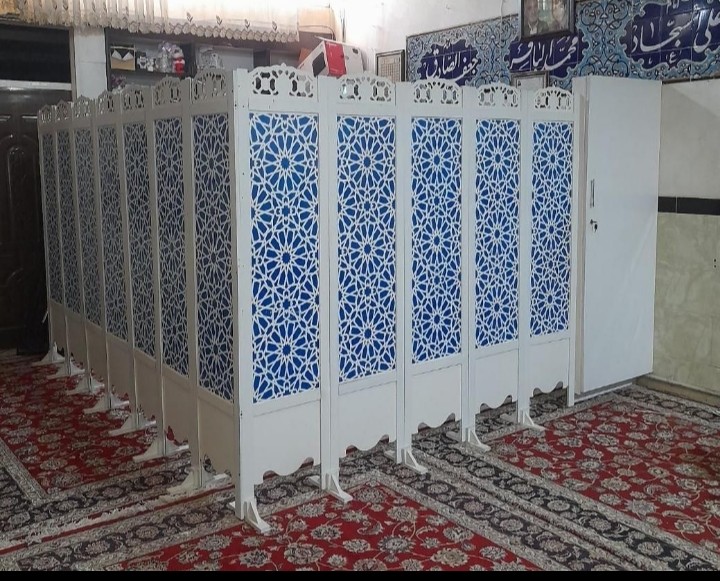 پاراوان چاپی هر لنگه ای ۵۰۰ هزار تومان. پایه نگهدارنده هر عدد ۵۰ هزار تومان