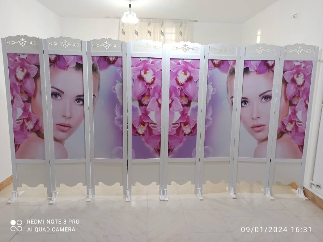 پاراوان چاپی هر لنگه ای ۵۰۰ هزار تومان. پایه نگهدارنده هر عدد ۵۰ هزار تومان