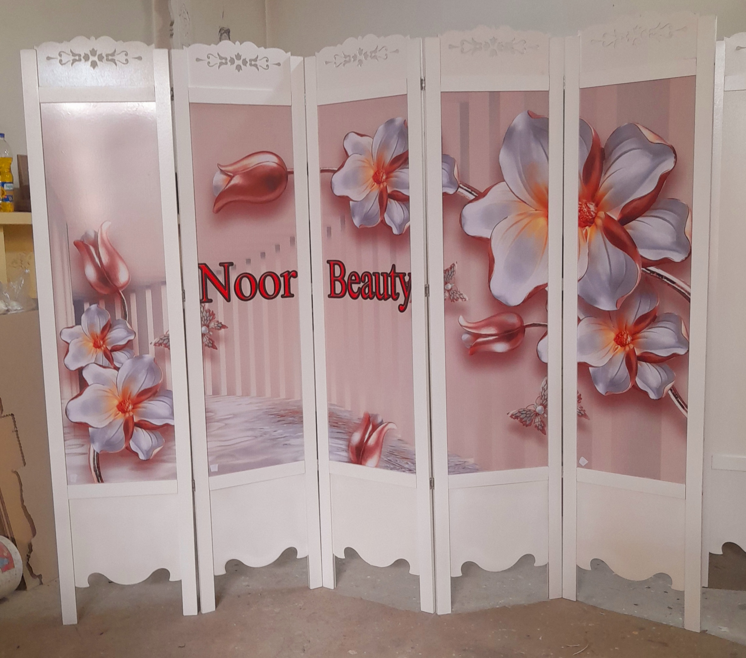 پاراوان چاپی هر لنگه ای ۵۰۰ هزار تومان. پایه نگهدارنده هر عدد ۵۰ هزار تومان